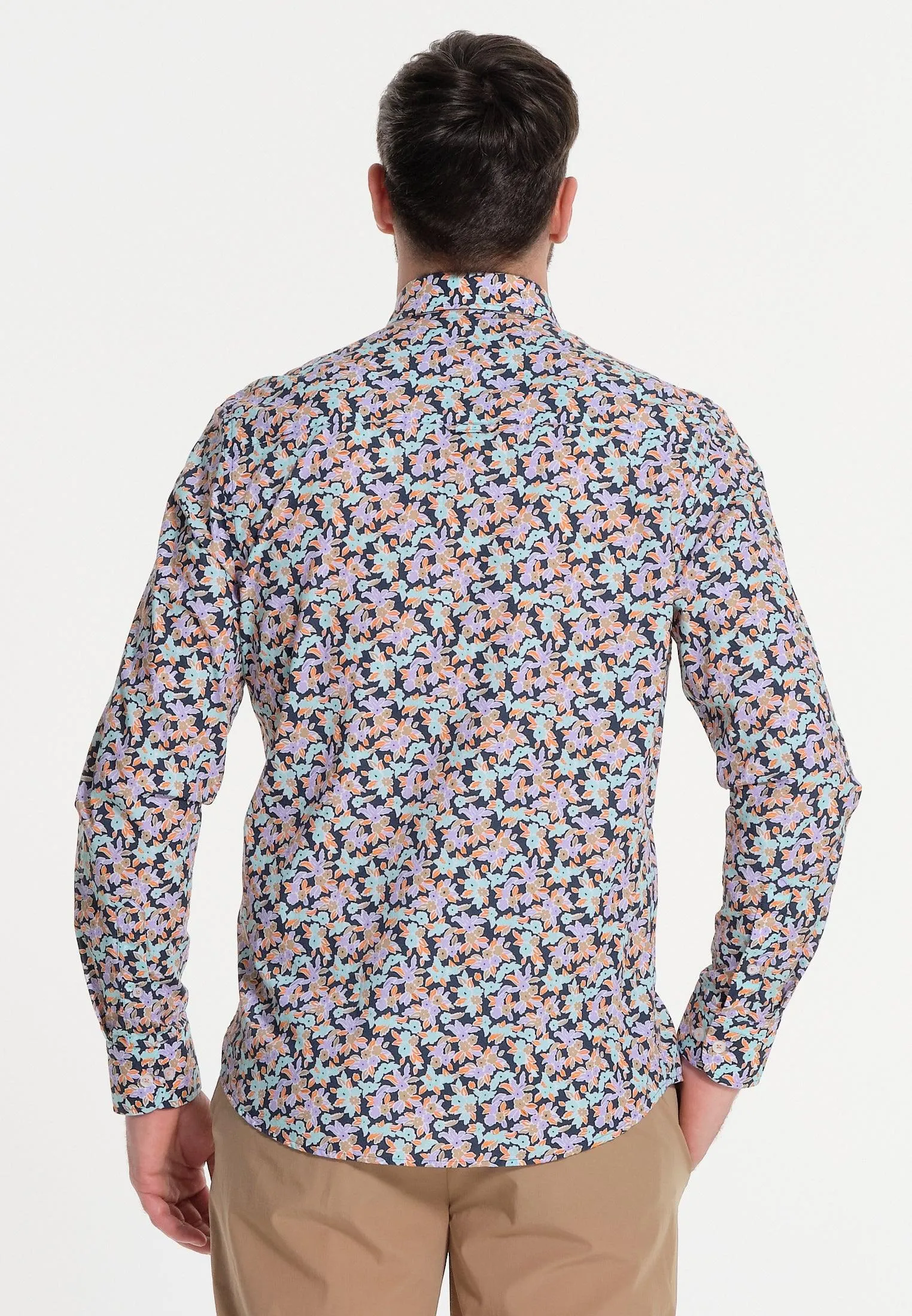 Chemise homme bleue et fleurs