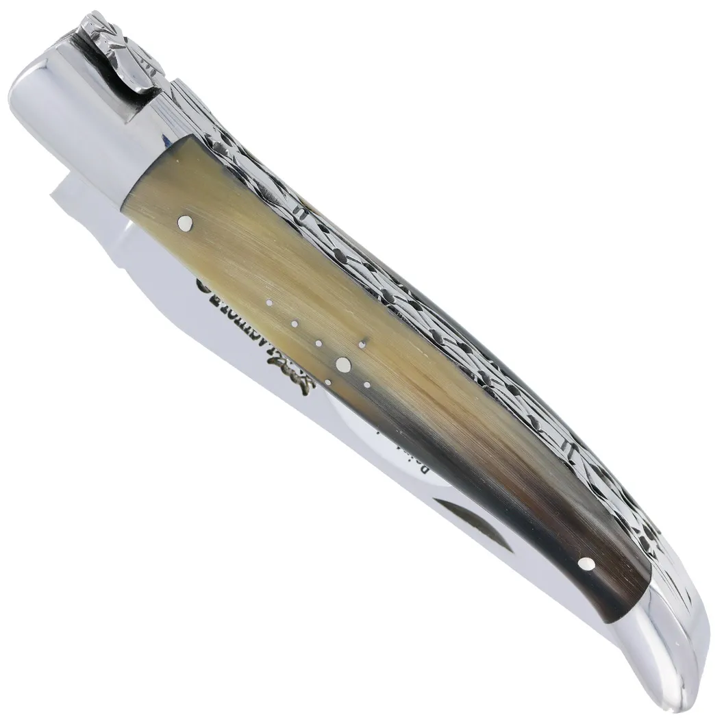 Couteau Laguiole en Aubrac 1 pièce 12cm Manche en Pointe de Corne Blonde 2 Mitres Double Platines et Ressort Guillochés Num4 